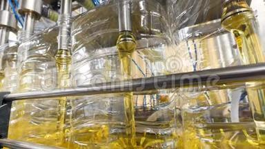 工厂生产设备将<strong>葵花油</strong>灌装到瓶子里。 4K.